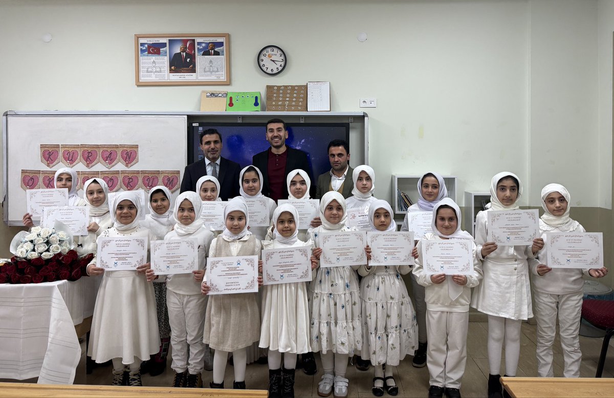 📍TÜGVA Muş Vakıf Okulu 

Kur’an-ı Kerim’e geçen öğrencilerimiz için düzenlenen anlamlı programa katılarak bu güzel ana şahitlik ettik.

Minik yüreklerin Kur’an harfleriyle buluştuğu, gözlerindeki heyecanın ve yüzlerindeki tebessümün her şeye bedel olduğu çok kıymetli bir program