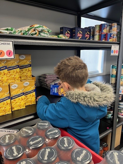 Huge THANK YOU to Lynn Matula, Parks &amp; Rec Mgr for South Whitehall Township, for the generous donations from their Candy Cane Hunt &amp; Tree Lighting! 🎄🍬 Lynn and her son Dash even helped stock our shelves—community support at its best! 💙
#CommunityHelpingCommunity #ParklandCARES