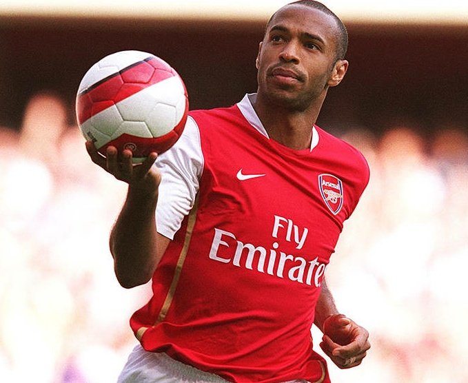 BarcaWorldwide's tweet image. 🚨 ONLY TWO PLAYERS HAVE SCORED AND ASSISTED 20+ GOALS IN A LEAGUE SEASON

Thierry Henry    🤝       Lionel Messi
🏟 37 games                🏟 31 games
⚽️ 24 goals                  ⚽️ 22 goals
🎯 20 assists                🎯21 assists 
Age: 24                           Age: 33