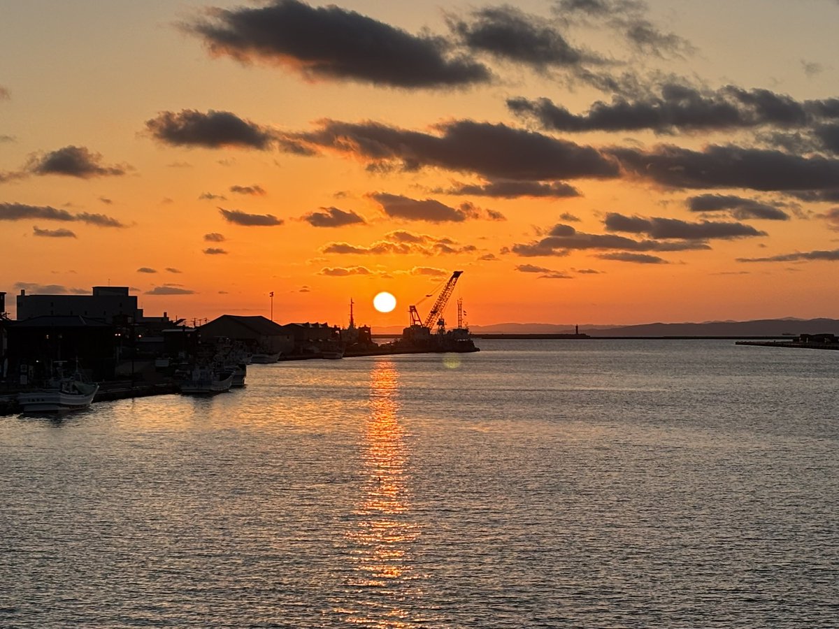 ohnonet11's tweet photo. 釧路の夕陽・・世界三大夕陽の一つ

インドネシアの「バリ島」、フィリピンの「マニラ湾」、そして日本の「釧路」の3ヶ所
それぞれが異なる魅力を持つ絶景スポット。

共通しているのは、海に沈む幻想的な景色であることかな https://t.co/ux6xe82dLG