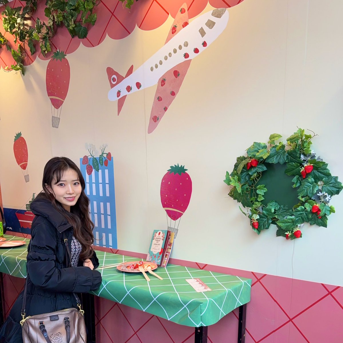 ストロベリーフェスティバル投稿の続き🍓ᝰ✍🏻

自分でクレープの中身を選んで注文できるこのお店！
ワクワクしてとても楽しかったし、クレープもちもちで美味しかった(,,•﹏•,,)♡

「本日のいちご」の中からいちごを3種類❣️
さらにクリームやアイス、ソースなども好きにチョイスできたよぉ〜🤟🏻🎶