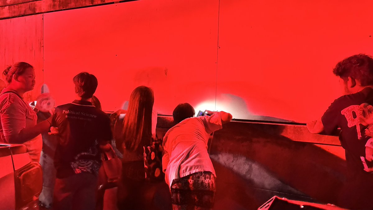 aorwiki's tweet image. สภาพพพพพ ประชาชนต้องตามหาหีบ แล้วก็เอามาเก็บโกดังเก่าร้างที่เปลี่ยวสัส 

นี่ส่องตามรู ได้แค่นี้ มันห้ามชาชนเข้า 

#ชลบุรีเขต3 #กกตหค