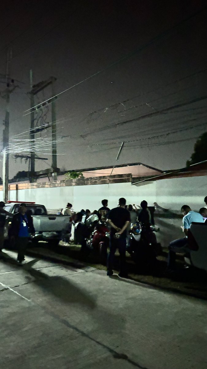 aorwiki's tweet image. สภาพพพพพ ประชาชนต้องตามหาหีบ แล้วก็เอามาเก็บโกดังเก่าร้างที่เปลี่ยวสัส 

นี่ส่องตามรู ได้แค่นี้ มันห้ามชาชนเข้า 

#ชลบุรีเขต3 #กกตหค