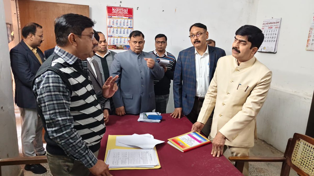 CommissionerBst's tweet photo. मण्डलायुक्त अखिलेश सिंह ने जनपद             संत कबीर नगर के कलेक्ट्रेट कार्यालय के सभी पटल का व्यापक और सघन निरीक्षण किया गया तथा संबंधित पटल प्रभारी एवं पटल सहायको को आवश्यक दिशा निर्देश दिए गए। https://t.co/iJdmlQC7vy