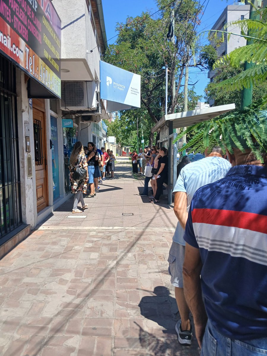 LisariMarcelo's tweet photo. @Kicillofok sigue siendo el Gobernador "POCO UTIL" desde el reinicio de la democracia. BAPRO en Ituzaingó,unas 70 personas haciendo fila para pagar, algo que quedó enlos90...ahh, pero si no pero si no pagas te judicializa.

#kicillofpocoutil https://t.co/1LfwL94ue0
