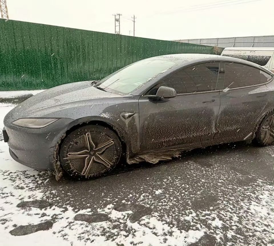 Tesla Model 3 ve donmuş Aero kapakları 

Akışkanlar dinamiğinin imzası adeta  buza kazınmış.
İlginç buldum.

Eğer yeteri kadar soğukta sürerseniz siz de donmuş şirinleri görebilirsiniz. 

Kaynak: Değerli hissedar Gary 
no #reklam, yes işsizlik maaşı ile geçinen Tesla enthusiasts