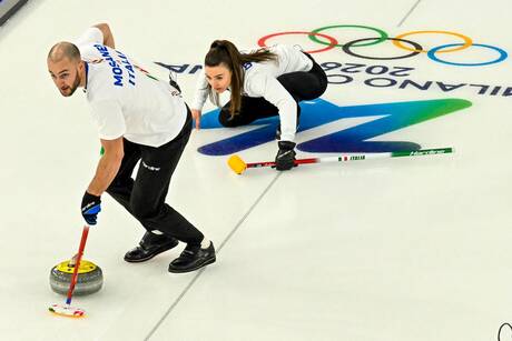 Agenzia_Ansa's tweet photo. MILANO CORTINA |  Medaglia di bronzo per l'Italia del curling ai Giochi di Milano Cortina. La coppia azzurra formata da Stefania Constantini e Amos Mosaner, oro quattro anni fa a Pechino, chiude al terzo posto nel doppio misto battendo la Gran Bretagna 5-3. #ANSA  https://t.co/eMU5KpMlm5