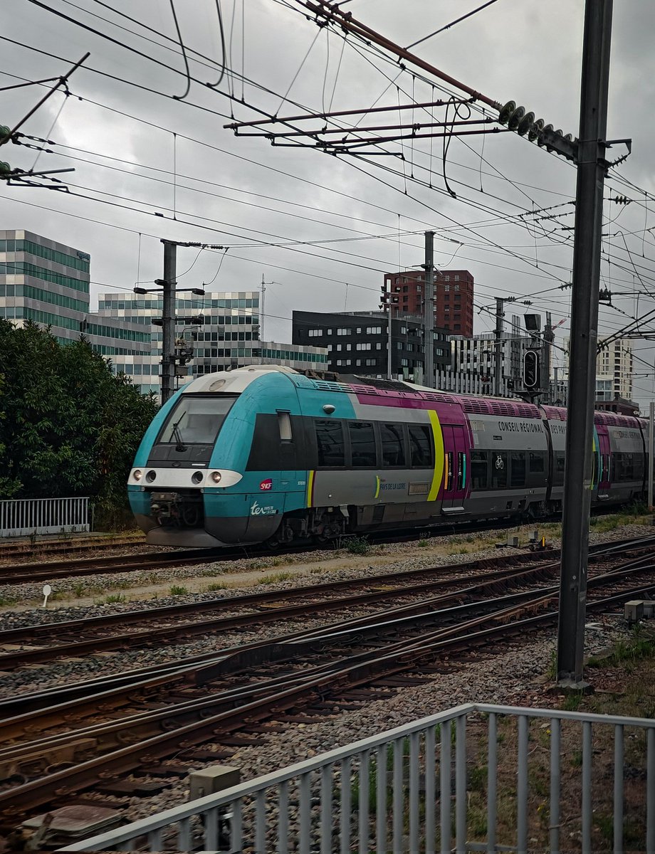 TERPays2LaLoire's tweet photo. 🚦#FlashInfoAléopenTER 16h30. Le train n°858895 #Nantes➡️#LesSables de 16h35 est supprimé, conséquence directe de la panne de passage à niveau à l'#Herbergement 🚉
👉🏻 Empruntez le train suivant de 17h05 au départ de #Nantes.
Besoin d'une info sur un autre voyage ? 📲 https://t.co/qOmfclPjkP