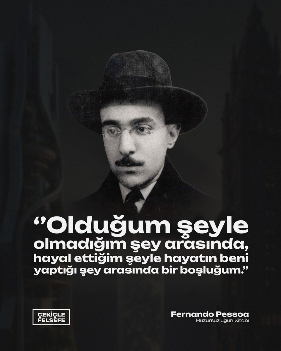 İnsan, hiçbir zaman tek ve bütün bir “ben” olarak yaşayamaz. Kendisini hep iki yer arasında hisseder: Olmak istediği kişiyle, hayatın onu fiilen dönüştürdüğü kişi arasında. Hayallerle gerçeklik örtüşmez; ama insan ne hayalinden vazgeçebilir ne de gerçeğe bütünüyle yerleşebilir.