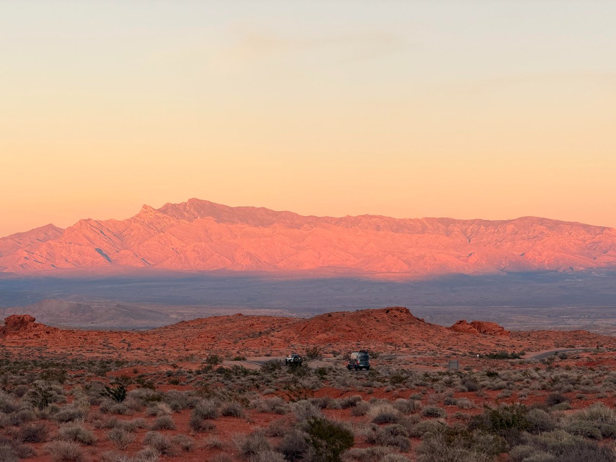 Xiao52316's tweet photo. Hiking Flaming Mountain isn't just about battling the heat—it's a conversation with your will.
Beneath your feet lies scorching ground, within your heart lies freedom.🔥
#FlamingMountains #HikingLife #IntoTheHeat #DesertVibes #ChallengeYourself https://t.co/DC5KOrx35X