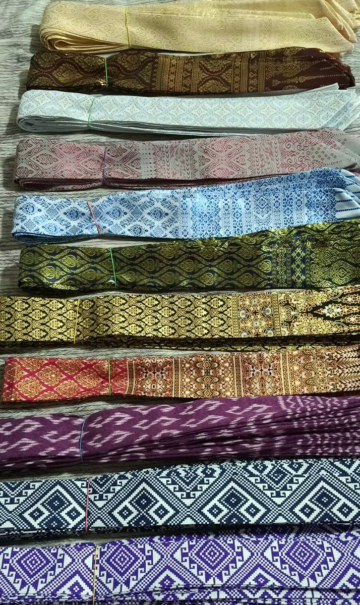 มาหย่อนลายริบบิ้นทั้งหมดให้ดูนะคับ ลงงาน CQ9
ความยาว 90cm. 
- 8 ลายบน เส้นละ 89 บ.
- 3 ลายล่าง เส้นละ 59 บ.
แต่ละลายมีจำนวนจำกัดเกือบทุกลายมีไม่ถึง 10 เส้น
(รูปแต่ละลายในคอมเม้น)