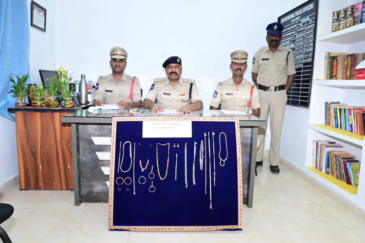 adilabad_sp's tweet image. 🚨 Theft case cracked in 2 hrs by Jainath Police. Accused Gummadi Ravinder arrested. Stolen gold (3½ tolas), silver (50 tolas) &amp;amp; copper (8 tolas) worth ₹5.04 lakh recovered 100%. 👮‍♂️👏
SP Akhil Mahajan IPS appreciated CI G.Shravan &amp;amp; team.

#AdilabadPolice #QuickAction
