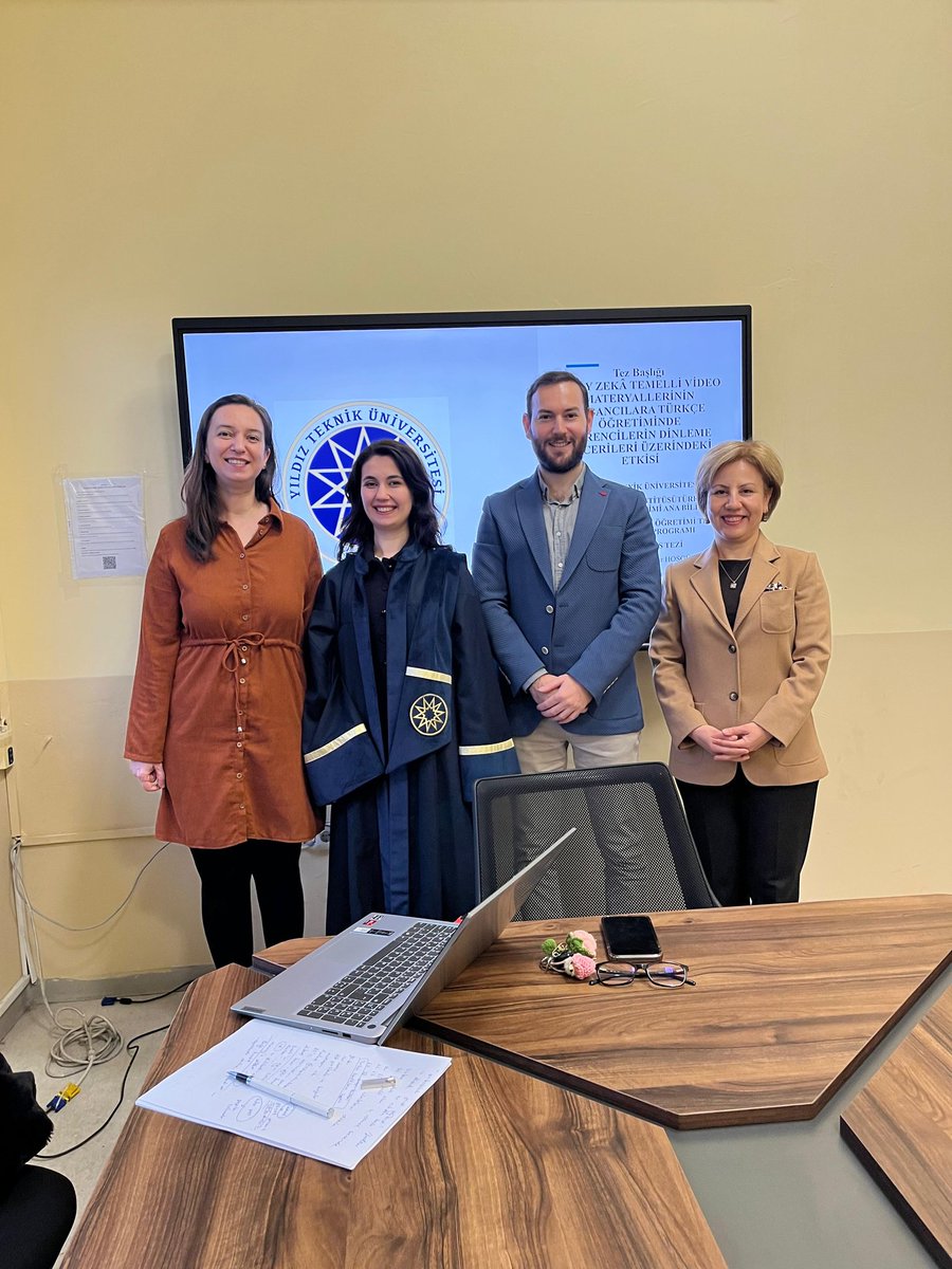 Bugün, öğrencim Lalezar Hoşgül Senem "Yapay Zekâ Temelli Video Materyallerinin Yabancılara Türkçe Öğretiminde Öğrencilerin Dinleme Becerisine Etkisi" başlıklı yüksek lisans tezini başarıyla savunarak Bilim Uzmanı olmaya hak kazandı. Kendisini tebrik ediyorum. 👏🏻👏🏻