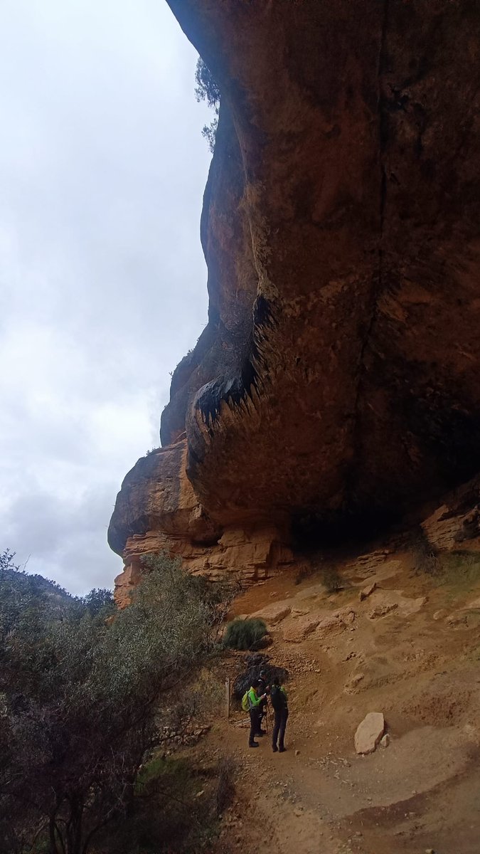 AEMartorell's tweet photo. 🥾 La sortida de senderisme de febrer va ser diumenge a Margalef (Priorat). Circular pel Barranc i ermita de Sant Salvador entre marges, grans baumes -com La Roba- i coves  -la del Ximet, sorprenent i assequible- i una àrea recreativa, entre paisatges de grans blocs de pedres. https://t.co/TNg3C9DApg