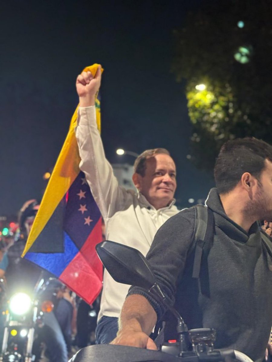 AlertaMundoNews's tweet photo. 🇻🇪 | LO ÚLTIMO: El líder opositor Juan Pablo Guanipa es liberado de prisión pero queda bajo arresto domiciliario en Maracaibo. https://t.co/1HTvA79HIb