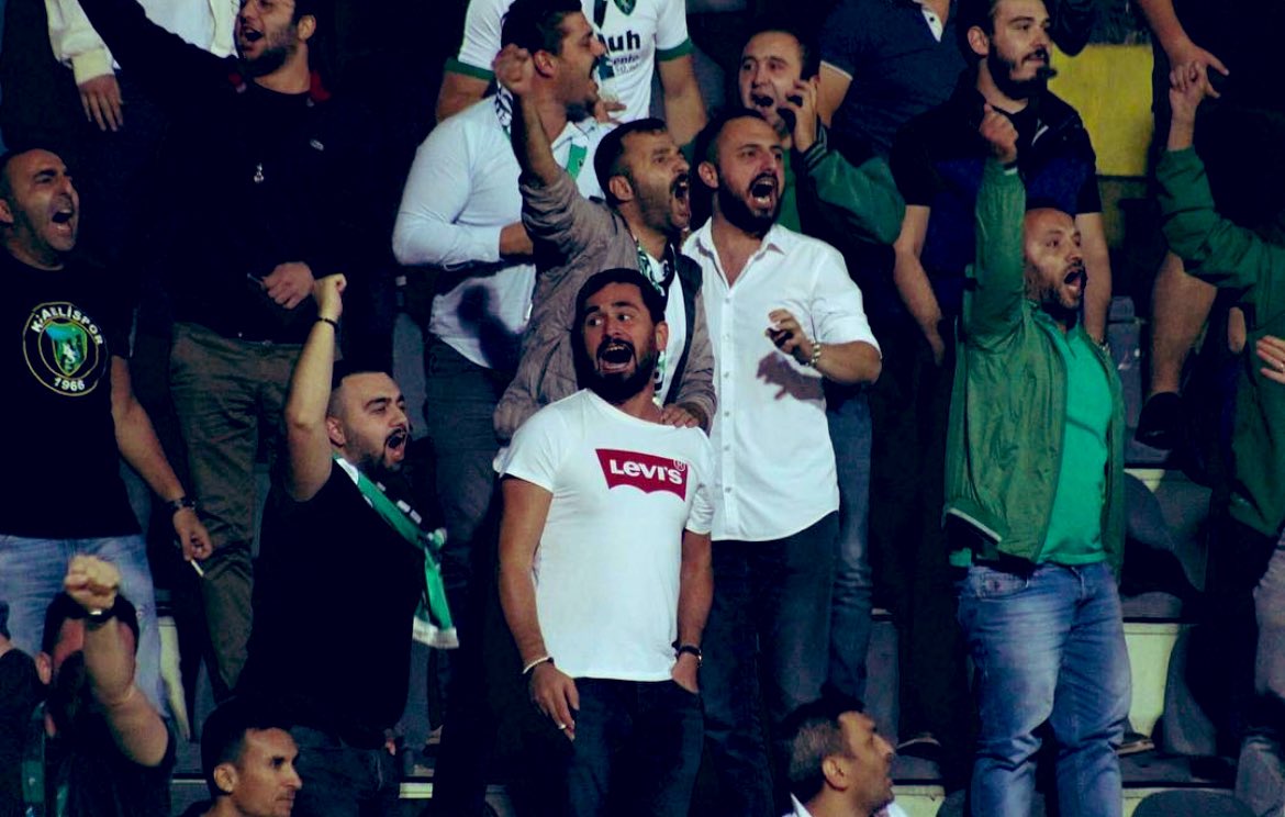 Başında sponsor, sonunda A.Ş. ibaresi olmadan; sadece şehrinin adıyla, ruhuyla var olan bir takımı desteklediğim için gururluyum.
Bu arma bizim, bu şehir bizim.
Son nefesime kadar Körfez diyeceğim. 💚🖤

<a href="/Kocaelispor/">Kocaelispor</a> 
<a href="/hodrimeydantd89/">Hodri Meydan</a>