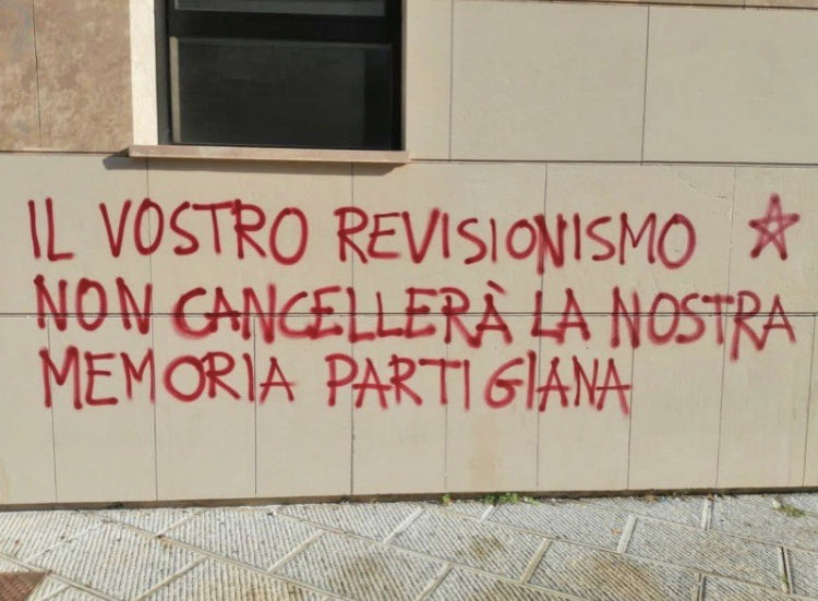 claudio_vergni's tweet photo. Affinché la memoria non rimanga solo un mero esercizio retorico.
#Scrittesuimuri https://t.co/RMEwpABlrJ