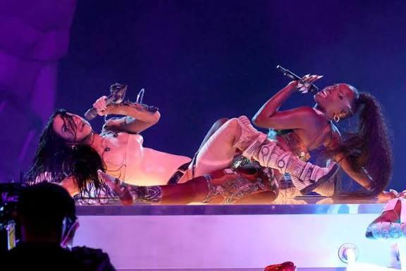 nirvanakpsex's tweet image. A doechii tb beijou uma garota e gostou