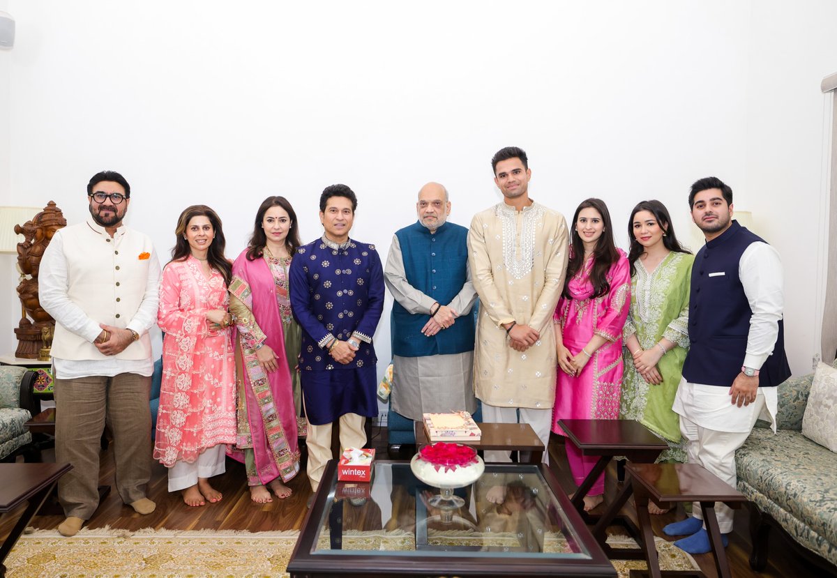FilmyGlamour's tweet photo. A Legendary Invite 🇮🇳💍
Sachin Tendulkar & family met President Droupadi Murmu, PM Narendra Modi and HM Amit Shah to invite them for Arjun–Saaniya’s wedding.
#SachinTendulkar #ArjunTendulkar #WeddingNews #IndiaBuzz https://t.co/ekW1ob7ovS