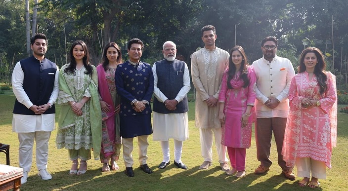 FilmyGlamour's tweet photo. A Legendary Invite 🇮🇳💍
Sachin Tendulkar & family met President Droupadi Murmu, PM Narendra Modi and HM Amit Shah to invite them for Arjun–Saaniya’s wedding.
#SachinTendulkar #ArjunTendulkar #WeddingNews #IndiaBuzz https://t.co/ekW1ob7ovS