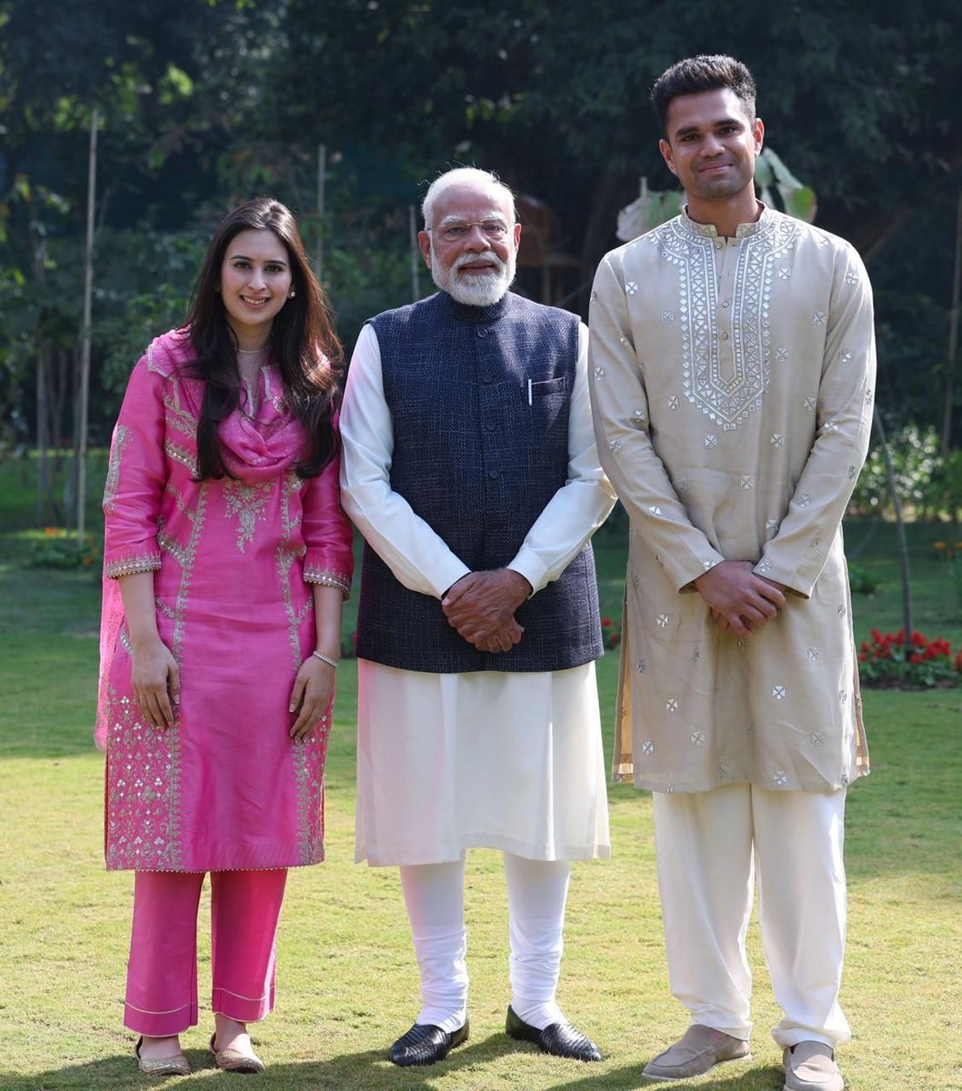 FilmyGlamour's tweet photo. A Legendary Invite 🇮🇳💍
Sachin Tendulkar & family met President Droupadi Murmu, PM Narendra Modi and HM Amit Shah to invite them for Arjun–Saaniya’s wedding.
#SachinTendulkar #ArjunTendulkar #WeddingNews #IndiaBuzz https://t.co/ekW1ob7ovS