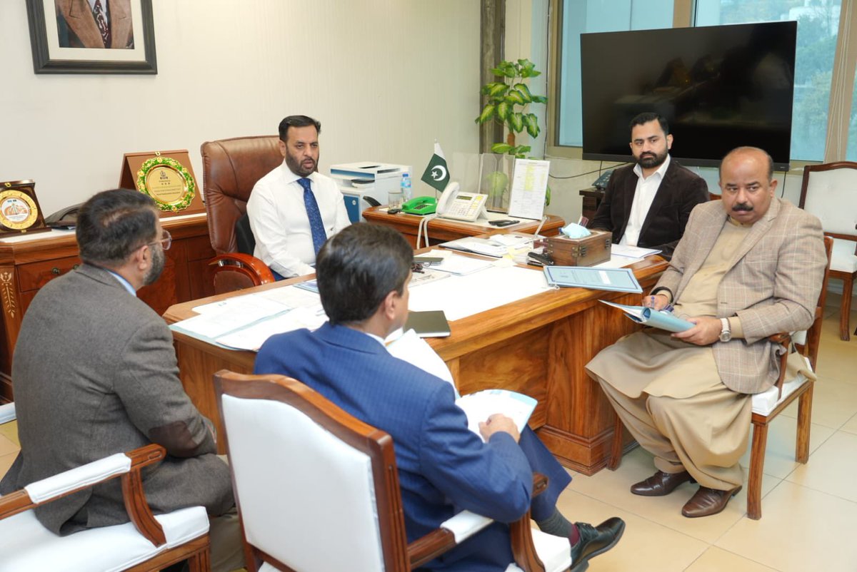 KamalMQM's tweet photo. سینیٹ کی قائمہ کمیٹی برائے نیشنل ہیلتھ سروسز، ریگولیشنز اینڈ کوآرڈینیشن (NHSR&C) کے حوالے سے اجلاس منعقد ہوا، جس میں ایڈیشنل سیکرٹری (AS)، ڈی جی ڈی اور دیگر معزز اراکین نے شرکت کی اور وفاقی وزیر برائے صحت سید مصطفیٰ کمال کو تفصیلی بریفنگ دی۔

اجلاس میں قائمہ کمیٹی سے متعلق امور، محکمانہ کارکردگی، پالیسی پیش رفت اور صحت کے شعبے کے اہم معاملات پر تبادلۂ خیال کیا گیا تاکہ سینیٹ کمیٹی میں مؤثر انداز میں مؤقف پیش کیا جا سکے۔

#MustafaKamal #HealthMinister #SenateCommittee #NationalHealthServices #HealthcareGovernance #PublicHealth #Pakistan

@WHO @UNISEF @GaviAlliance @GatesFoundation @KamalMQM @GovtOfPakistan
