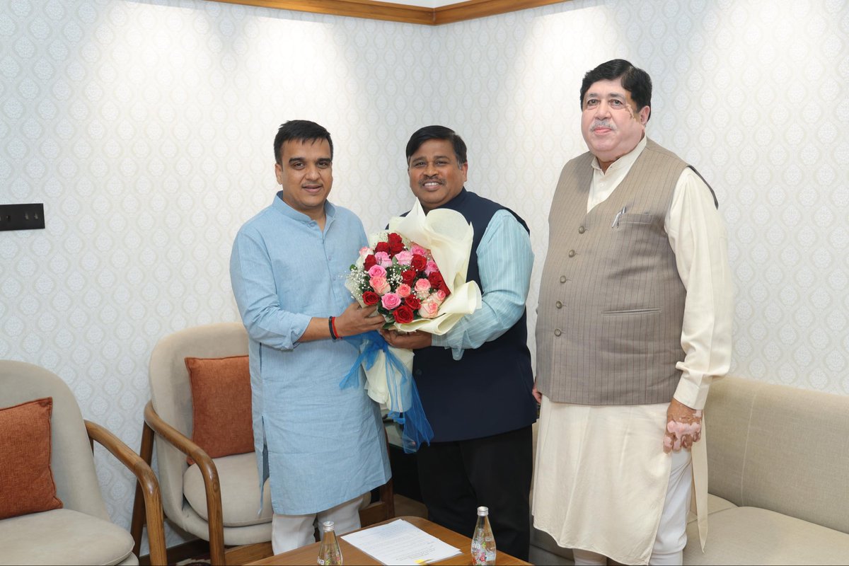 Dileep_Sanghani's tweet photo. गुजरात के नायब मुख्यमंत्री श्री हर्षभाई संघवी से गांधीनगर में शिष्टाचार भेंट कर इफको द्वारा कार्यान्वित विभिन्न गतिविधियों एवं इफको की प्रगति के बारे में विस्तृत जानकारी साझा की।

इफको कलोल इकाई के हेड श्री संदीप घोष भी उपस्थित रहे।
@sanghaviharsh https://t.co/oav5Pj2mxx