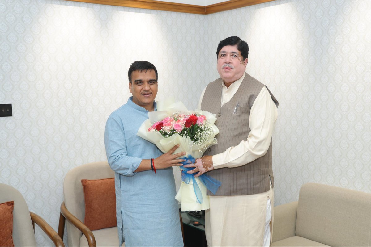 Dileep_Sanghani's tweet photo. गुजरात के नायब मुख्यमंत्री श्री हर्षभाई संघवी से गांधीनगर में शिष्टाचार भेंट कर इफको द्वारा कार्यान्वित विभिन्न गतिविधियों एवं इफको की प्रगति के बारे में विस्तृत जानकारी साझा की।

इफको कलोल इकाई के हेड श्री संदीप घोष भी उपस्थित रहे।
@sanghaviharsh https://t.co/oav5Pj2mxx