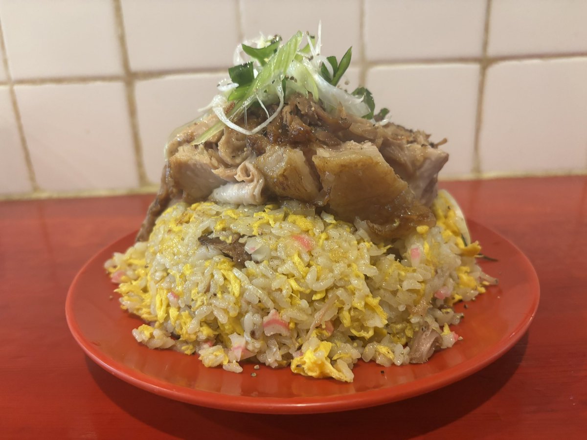 gallonchaan's tweet photo. 2/12建国記念日は久々の降臨
「神豚チャーハン」¥1.150
※半チャーハン食券×2枚、豚マシ食券で召喚🃏

攻撃力4000 守備力4000

1.5倍チャーハンに神豚鎮座
特製のタレかかります。持ち帰り可。
美味しいワカメスープ付き。
出方によりますがチャーシュー残量次第で終了。
ゴッドハンドクラッシャー https://t.co/kmOiCbXkPt