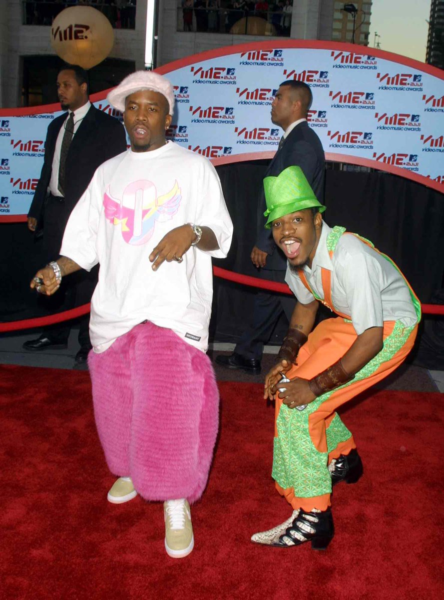 coutoartdump's tweet image. Sempre me acabo com a babação de ovo no 50cent nesse site pq o cara não fez um terço do que caras que se vestiam assim fizeram