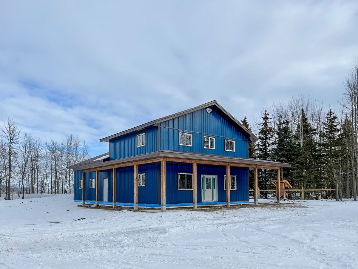 integritypost's tweet image. Heron Blue is a popular choice for metal cladding colour, offering a cool, calm appearance. This sophisticated and elegant shade complements Integrity's Timber Accents beautifully, creating a laid-back, refined aesthetic.

#HeronBlue #CustomColours