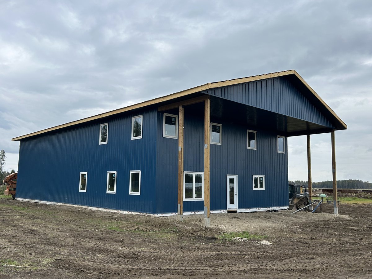 integritypost's tweet image. Heron Blue is a popular choice for metal cladding colour, offering a cool, calm appearance. This sophisticated and elegant shade complements Integrity's Timber Accents beautifully, creating a laid-back, refined aesthetic.

#HeronBlue #CustomColours