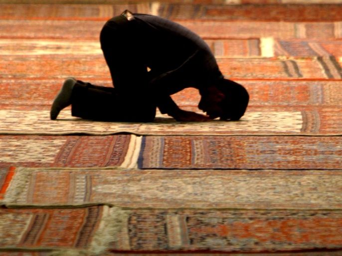 "يا تارك الصلاة.. ماذا رأيت من الله حتى تكره لقاءه؟ تظن أنك تركتها برغبتك، لكن الحقيقة أن الله لم يعد يحب لقاءك.. ستبقى تائهاً حتى تُصلي