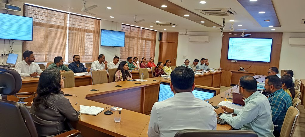 મહેસુલી અધિક્ષકશ્રીઓની માસિક સમીક્ષા બેઠકમાં
સંતૃપ્તિ અભિયાન,મહેસૂલી પત્રકોની માહિતી,પાણી પત્રકો,સ્વામિત્વ યોજના, ડિજિટલ ગુજરાત સમરી રીપોર્ટ,RIC પ્રકરણો,પડતર અરજીઓનો નિકાલ, 
#i-Mojni અરજીઓ,#iORA, #iRCMS, #RFMS,#CMDASHBOARD રીપોર્ટ વિવિધ મુદ્દાઓ બાબતે જરૂરી સુચનો આપ્યાં.<a href="/CMOGuj/">CMO Gujarat</a>