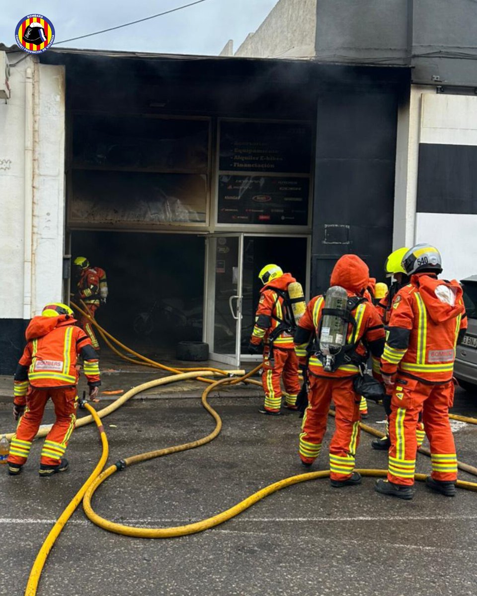 BombersValencia's tweet photo. 🔥Intervenció este migdia a l’incendi d’un taller de motos a Nàquera, amb dotacions @BombersValencia de Moncada i Pobla de Farnals i sergent de Sagunt, i suport de Voluntaris @PCNaquera. Una persona ha resultat afectada i ha sigut atesa pels mitjans sanitaris. https://t.co/jy0sK3wIpP