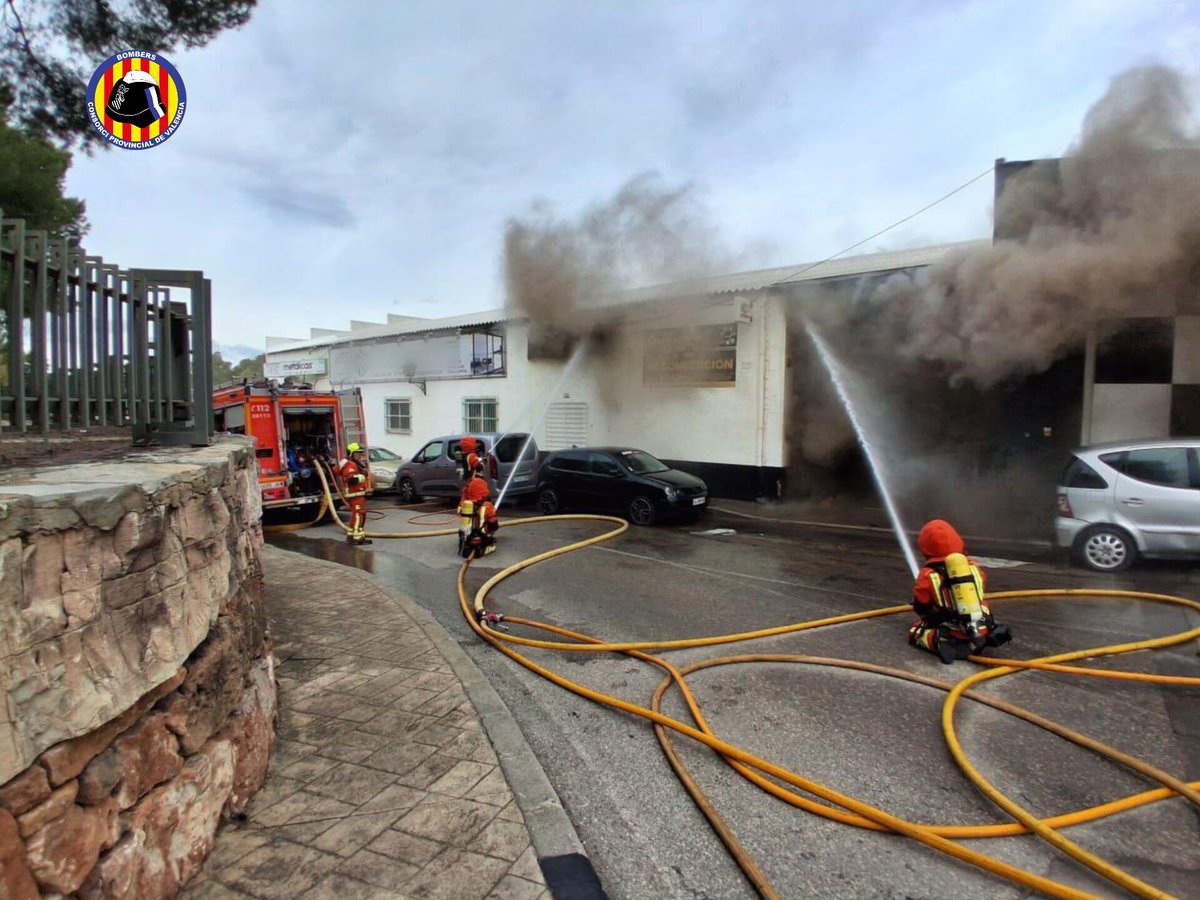 BombersValencia's tweet photo. 🔥Intervenció este migdia a l’incendi d’un taller de motos a Nàquera, amb dotacions @BombersValencia de Moncada i Pobla de Farnals i sergent de Sagunt, i suport de Voluntaris @PCNaquera. Una persona ha resultat afectada i ha sigut atesa pels mitjans sanitaris. https://t.co/jy0sK3wIpP