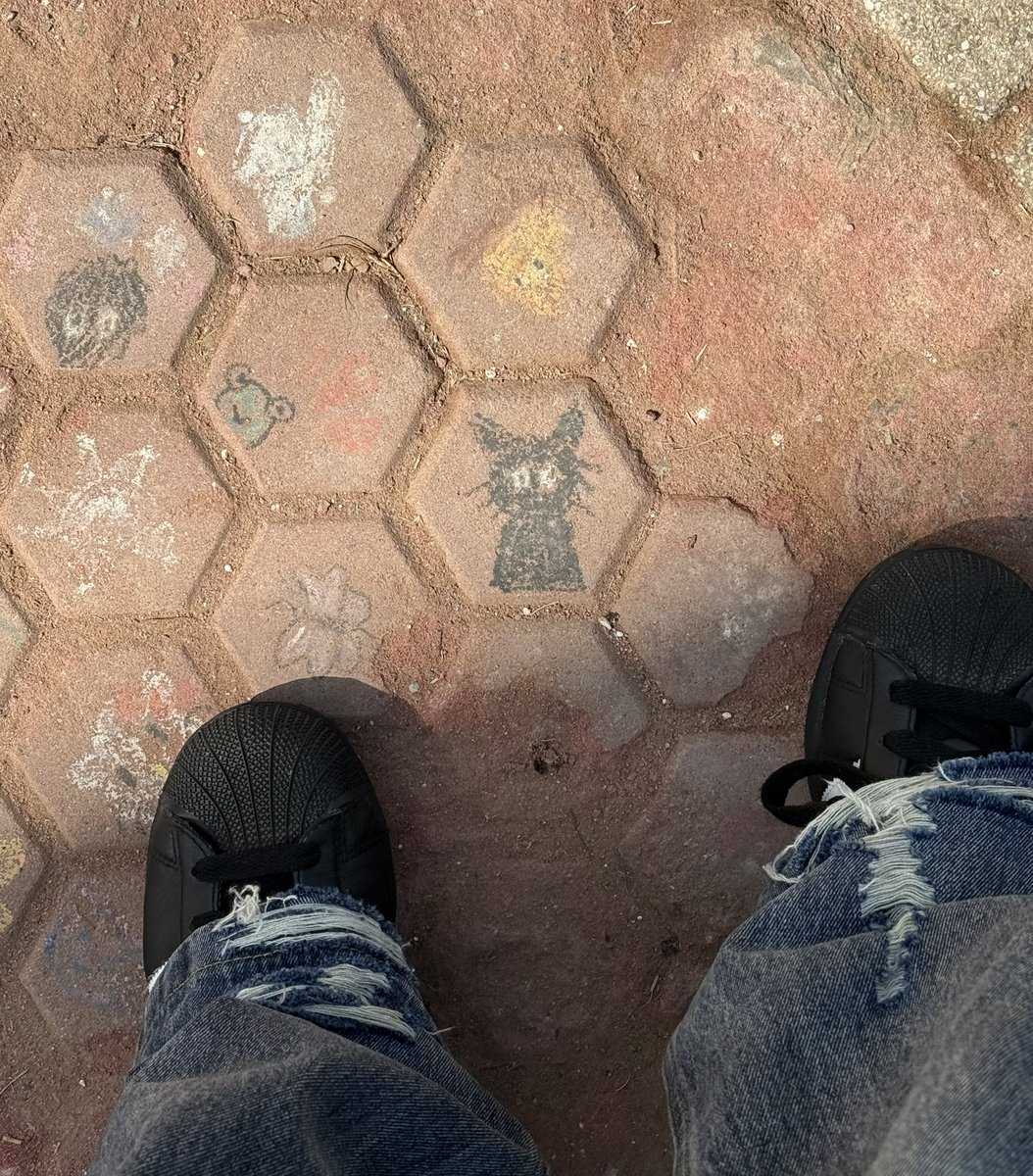 flawsform's tweet image. اللي رسمتني لو سمحتي مره ثانيه خذي اذني