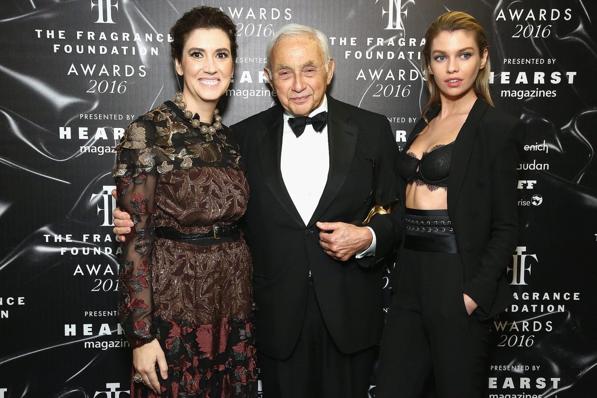 RusenPress's tweet photo. Epstein, Yahudi firması Victoria Secret'ı genç kızları kandırmak için kullanmış.

ABD Temsilciler Meclisi üyesi Massie'nin sansürsüz dosyaları incelemesi ve şeffaflık için baskı yapmasının ardından, Adalet Bakanlığı Yahudi milyarder Les Wexner'in adını sansürsüz olarak yayınladı.  

O, suç ortağı olarak görünüyor.  

Wexner, Victoria's Secret'ın ana şirketi olan L Brands'in kurucusudur.  

Epstein'e mali işleri üzerinde vekalet yetkisi verdi ve ona Manhattan'daki en büyük özel evi hediye etti.  

İddia sahipleri uzun zamandır Epstein'ın Victoria's Secret'ı bir işe alım aracı olarak kullandığını ve ortaklarının genç kadınları mankenlik temsilcisi gibi davranarak cezbettiğini öne sürüyor.  

Wexner yıllarca incelemelerden kaçınırken, Maxwell tek başına suçu üstlendi.  

Artık resmen Ghislaine Maxwell ile birlikte komplo kuranlardan biri olarak listeleniyor.

Yıllarca Wexner incelemelerden kaçınırken, Ghislaine Maxwell tek başına suçu üstlendi. Metindeki sansürler onu korudu.

Jeffrey Epstein skandallarından sonra Victoria's Secret nasıl ayakta kaldı? Şirket nasıl kapanmadı? 

Sahibi Les Wexner, Jeffrey'nin suç ortağıydı.  Kurbanlar (masum çocuklar) ihmal edildi. İnsanlar asla gerçekten umursamıyor.