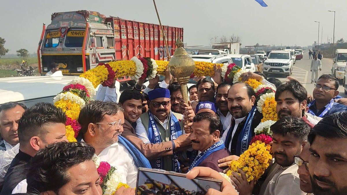 अलीगढ़ के बौद्ध सम्मेलन में जाते समय हाथरस में बसपा के कार्यकर्ताओं द्वारा प्रदेश अध्यक्ष श्री विश्वनाथ पाल जी का जोरदार स्वागत किया इस मौक़े पर हाथरस की सादाबाद विधानसभा सीट प्रत्याशी रहे डॉ अविन शर्मा ने गदा भेंट कर माननीय प्रदेश अध्यक्ष जी का स्वागत किया।

कार्यकर्ताओं का जोश