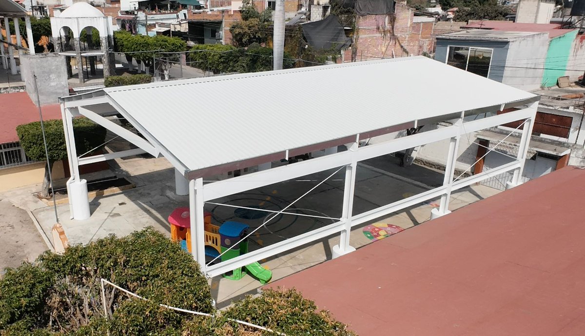 24_morelos's tweet photo. JARDÍN DE NIÑOS EN JIUTEPEC YA CUENTA CON TECHUMBRE
El #kinder "Osa Menor" de la colonia #Atenatitlan, ya cuenta con una #techumbre segura y digna para niñas y niños, esto gracias a la gestión del gobierno de #Jiutepec.
El alcalde @EderJiutepec reconoció la labor de cada uno de los que hicieron posible esta acción, señalando que su gobierno continuará trabajando por dignificar y mejorar los espacios educativos.