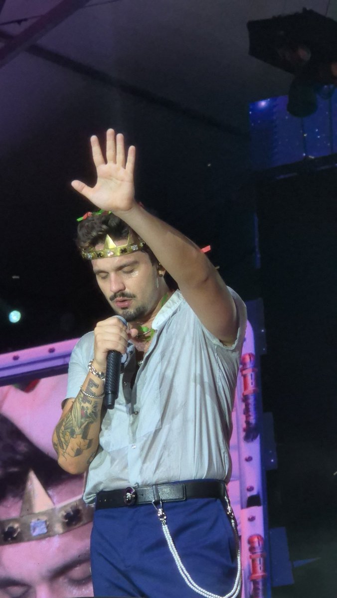 Luan abençoando os fãs