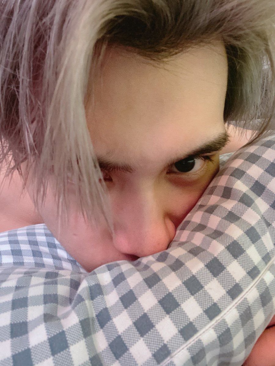 why would you use ai to generate a pic like this when he literally sends pics like these