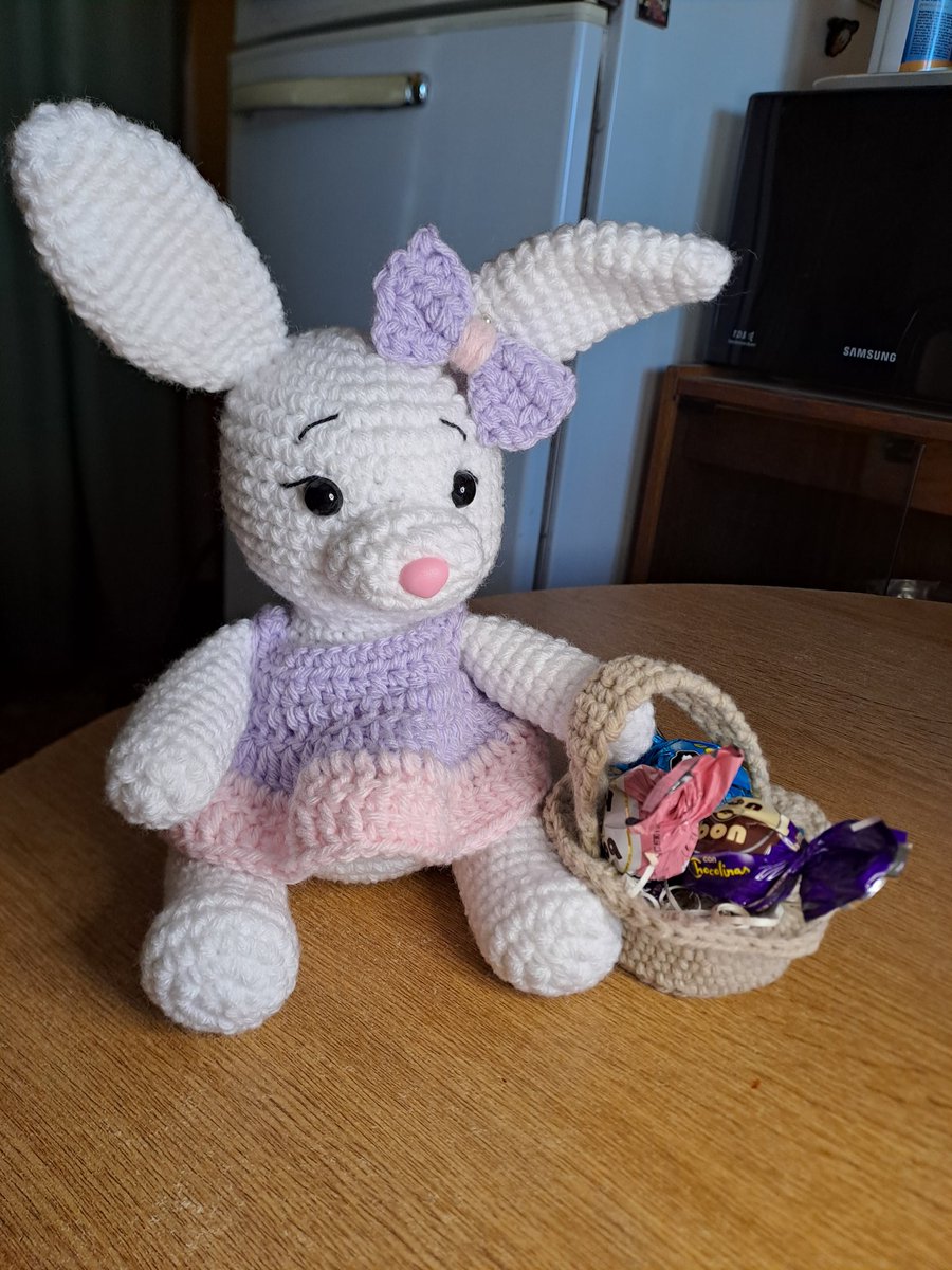 Le teji vestido y canastita . 
Le regalas rt por favor. Gracias