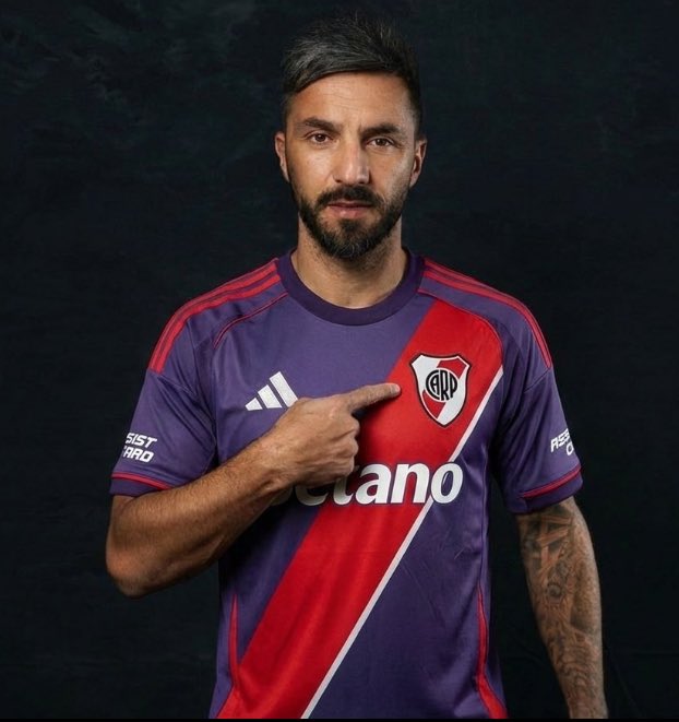 El problema no es el color violeta de la camiseta, sino el contexto de quienes se calzan LA camiseta de River. Un River desganado y sin sangre genera esto, todo nos parece feo cuando la visten tipos que no representan al hincha ni la identidad riverplatense. Horrible porque