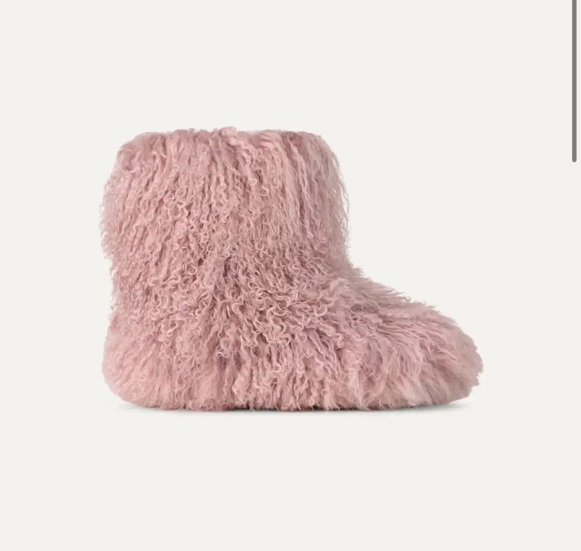 fairyprxncess's tweet image. Ugg valentine’s day collection