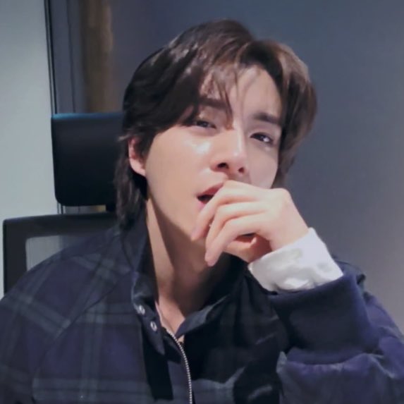 ถ้าไม่ชอบหนุ่มแว่น                    งั้นผมถอดให้ก็ได้