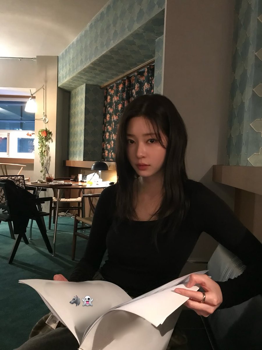 itsautumngirl_'s tweet image. eh pake bulu-bulu gini, ada apasih? mau rebutan mba werewolf yg satu itu? #jaeminju #2kim