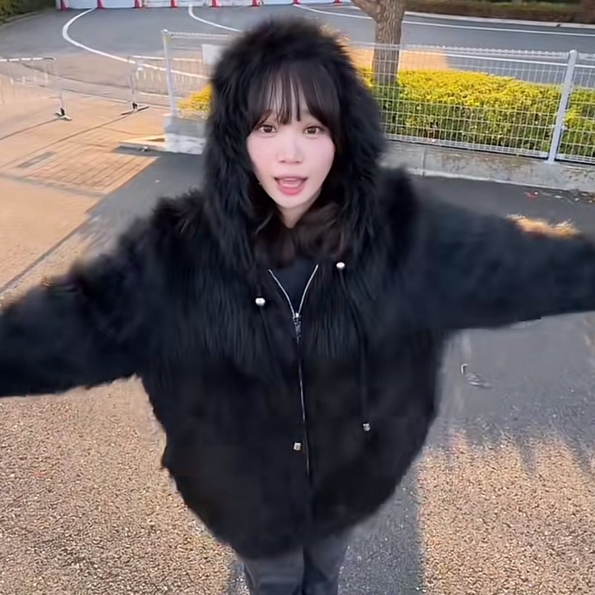 itsautumngirl_'s tweet image. eh pake bulu-bulu gini, ada apasih? mau rebutan mba werewolf yg satu itu? #jaeminju #2kim