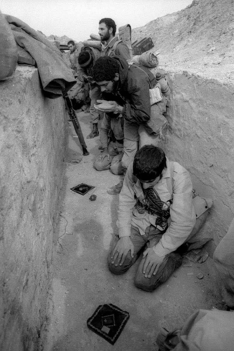 آقای جمهوری اسلامی! خدا را شکر میکنم که در دنیای هرزه ها به ما انسان را نشان دادی، انسان بسیجی، آنهایی که راه های آسمان را بهتر میشناسند تا زمین، از تهران تا صنعا تا جنوب لبنان. برای نعمت ابرمرد معاصر روح الله و خلف صالح او