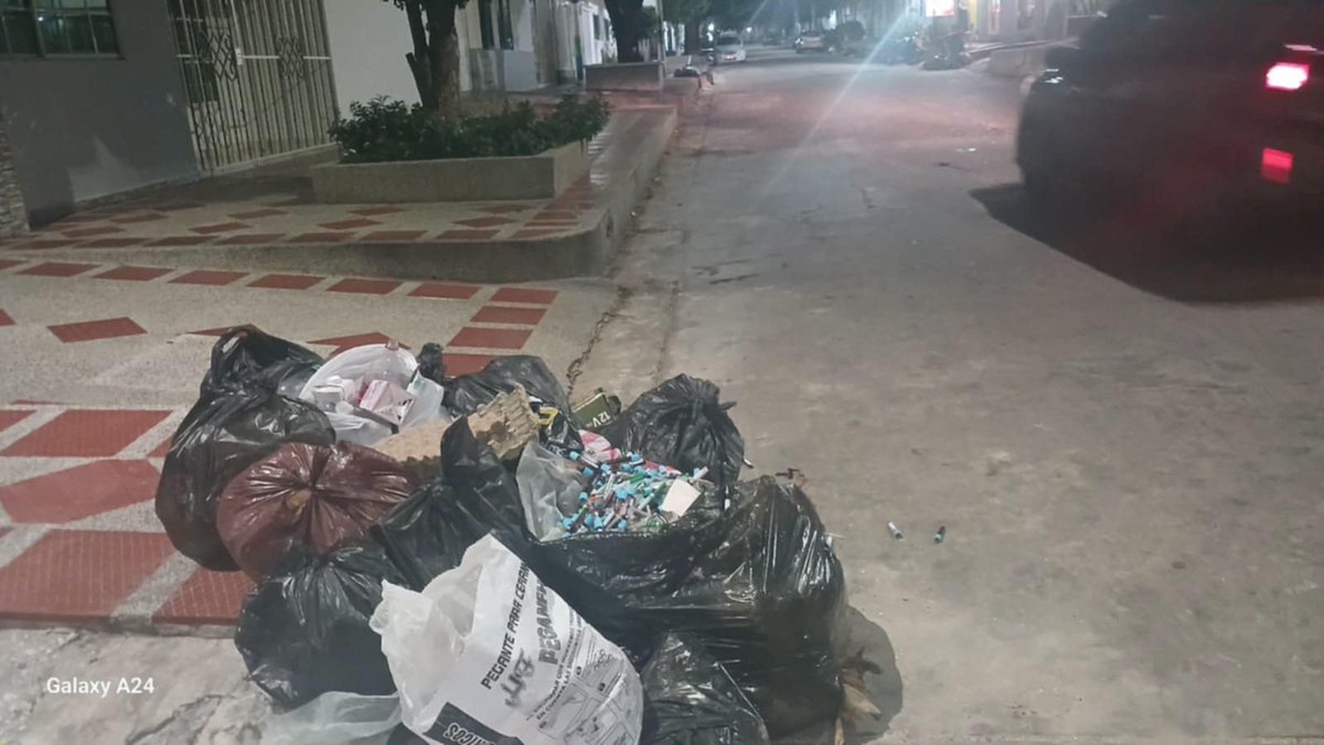 🚨 Denuncia ciudadana
En mi cuadra del barrio Cevillar (Barranquilla) nuevamente dejan material biológico en el espacio público, generando un riesgo para la salud de la comunidad.
Solicitamos intervención urgente de la Secretaría de Salud Pública.
📍 Cevillar – Barranquilla